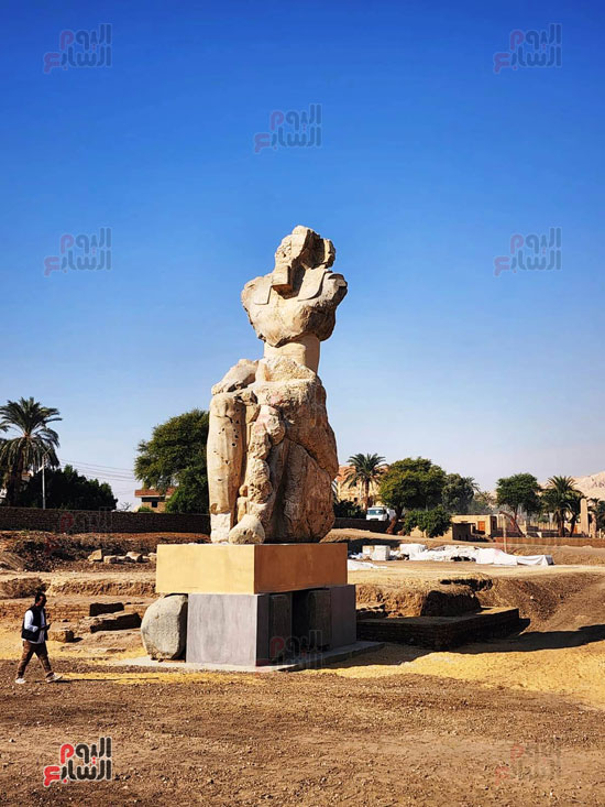 تنصيب-تماثيل-الملك-أمنحتب-الثالث-في-معبد-ملايين-السنين-بالبر-الغربى-(12)