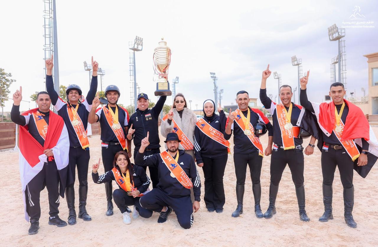 أبطال مصر يرفعون كأس البطولة