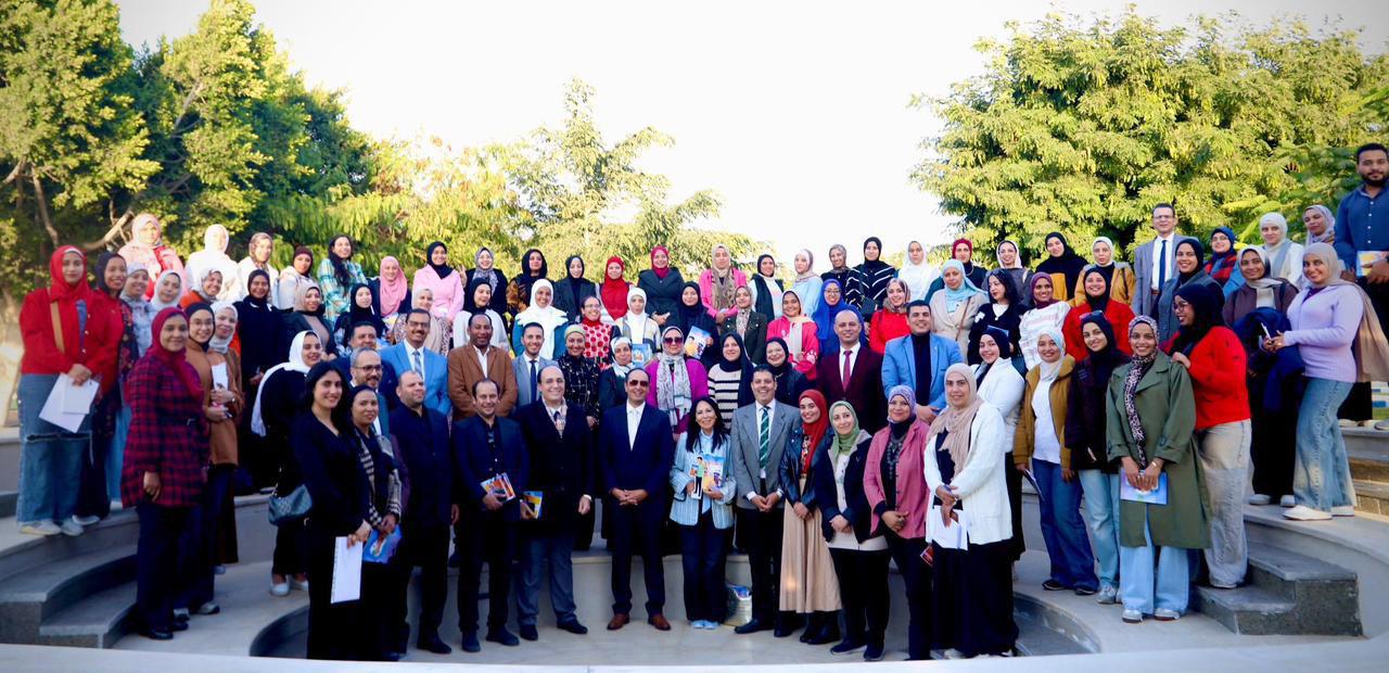 الدكتور عمرو عثمان يتوسط القيادات التطوعية لصندوق مكافحة وعلاج الإدمان