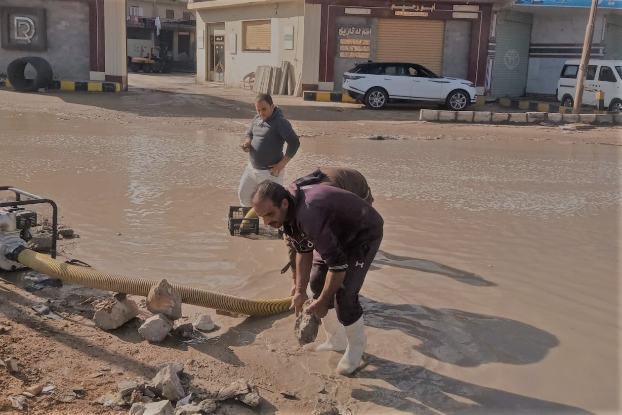 تصريف مياه الامطار من الماكن المتضررة - مطروح