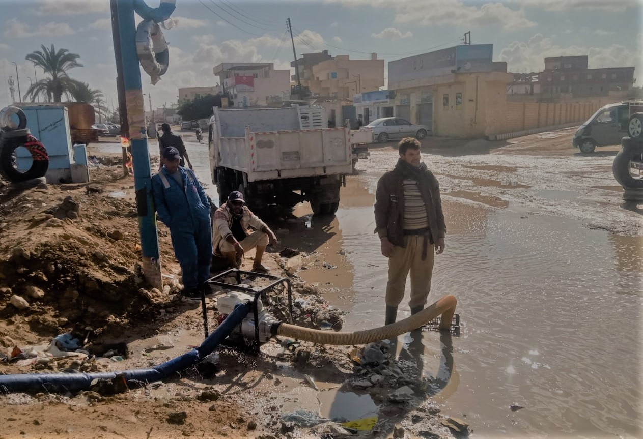 ازالة مياه الامطار الخفيفة من بعض شوارع مطروح