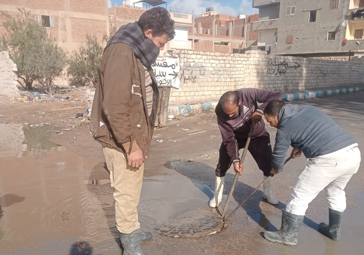 فرق الطوارئ تزيل اثار الامطار الخفيفة - مطروح