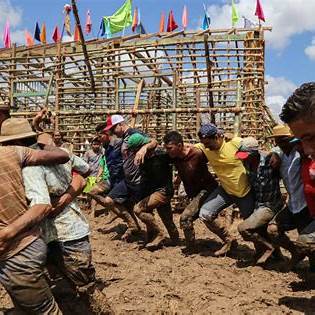 عمليات بناء  بيت الكينشا وتقليد العمل الجماعى