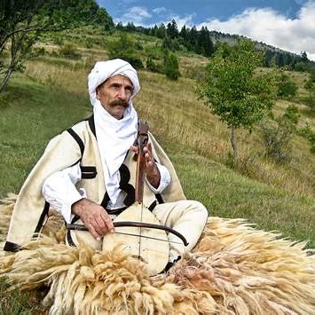 فن صناعة  اللاهوتا  والعزف والغناء بها