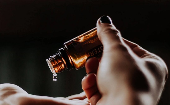 كيفية العلاج بالعطور كيفية العلاج بالعطور