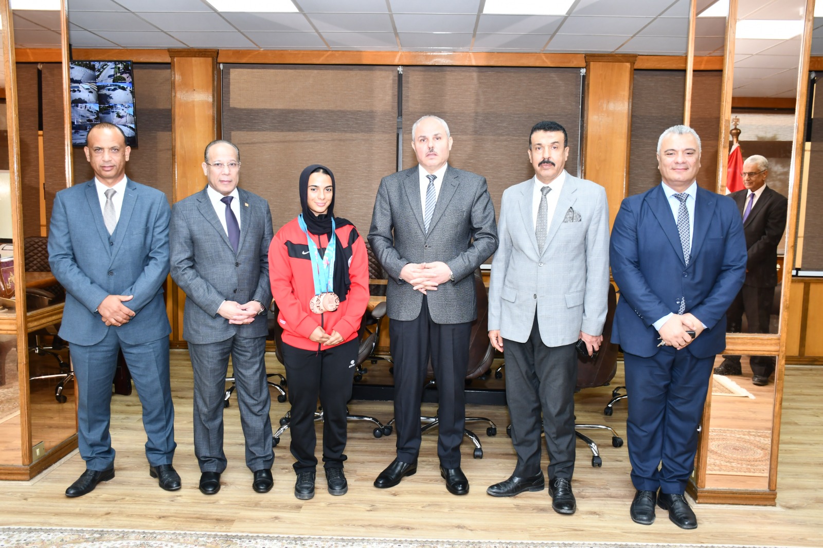 رئيس جامعة القناة يستقبل بطلة رفع الأثقال نورا عصام حلمي رئيس جامعة القناة يستقبل بطلة رفع الأثقال نورا عصام حلمي