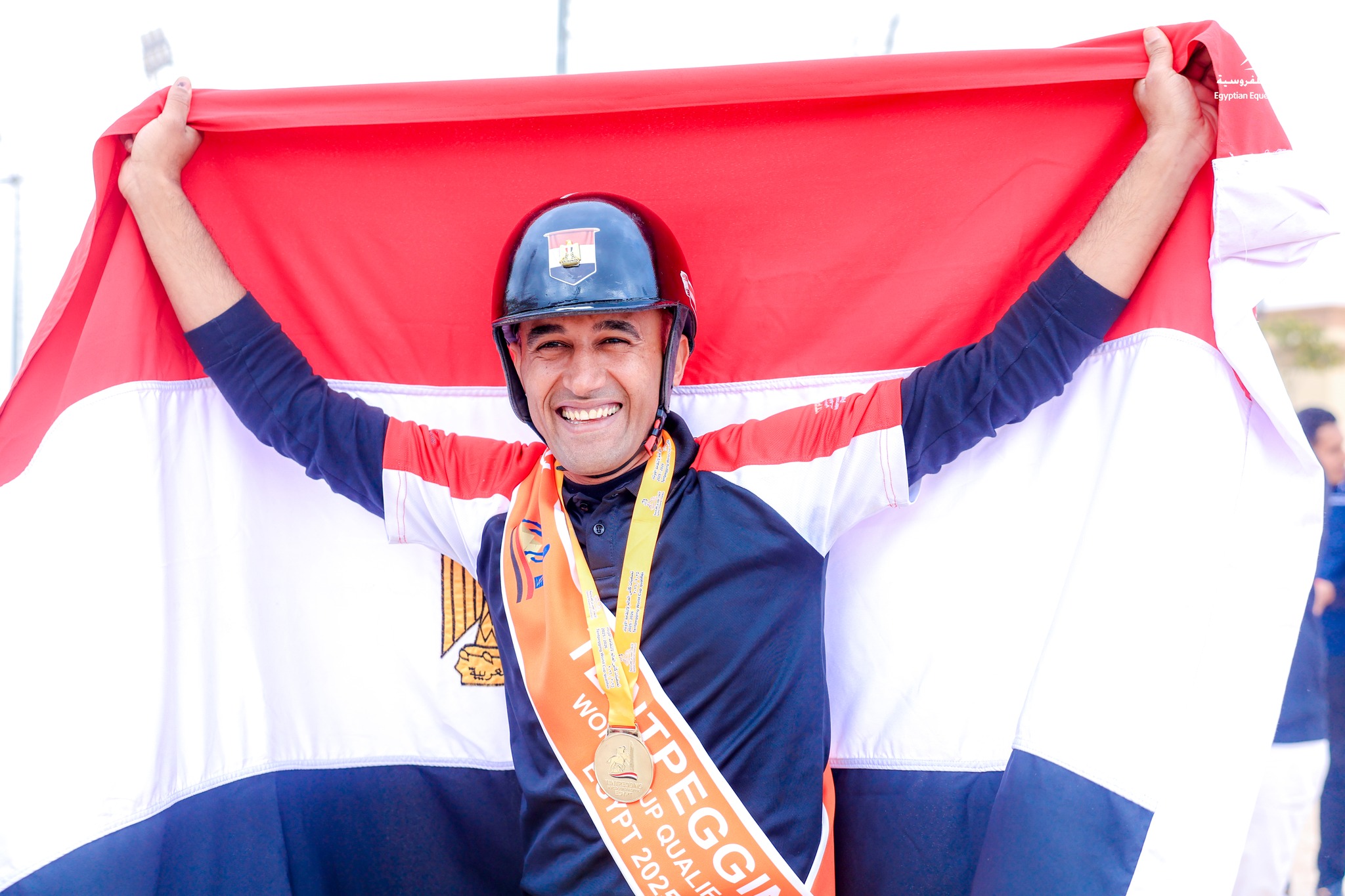 الاحتفال بعلم مصر بعد الفوز الاحتفال بعلم مصر بعد الفوز