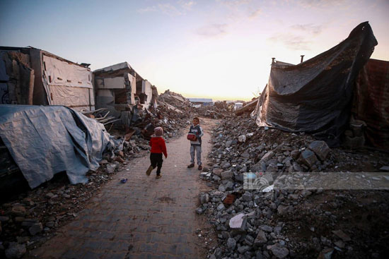 الخيام فوق ركام المبانى الخيام فوق ركام المبانى