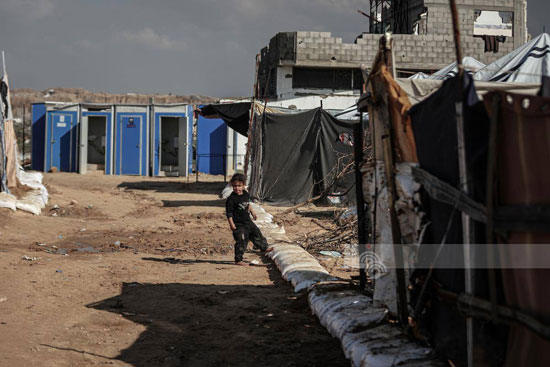 أطفال غزة وسط الخيام أطفال غزة وسط الخيام