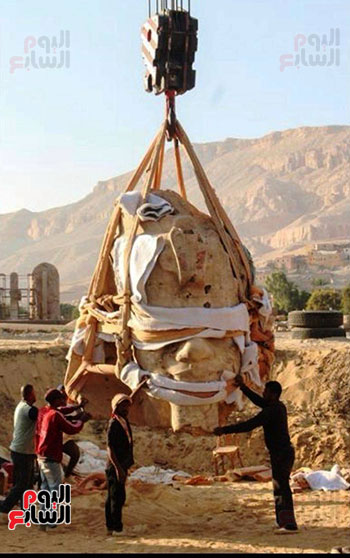 عمليات-رفع-أحد-تماثيل-الملك-أمنحتب-الثالث-في-معبد-ملايين-السنين عمليات-رفع-أحد-تماثيل-الملك-أمنحتب-الثالث-في-معبد-ملايين-السنين
