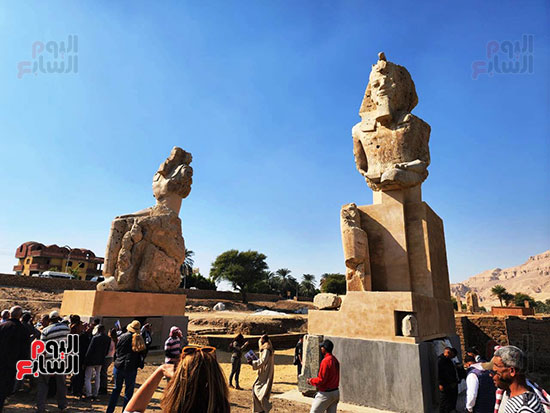 الأجانب-يستمتعون-بإسدال-الستار-عن-التمثالين الأجانب-يستمتعون-بإسدال-الستار-عن-التمثالين