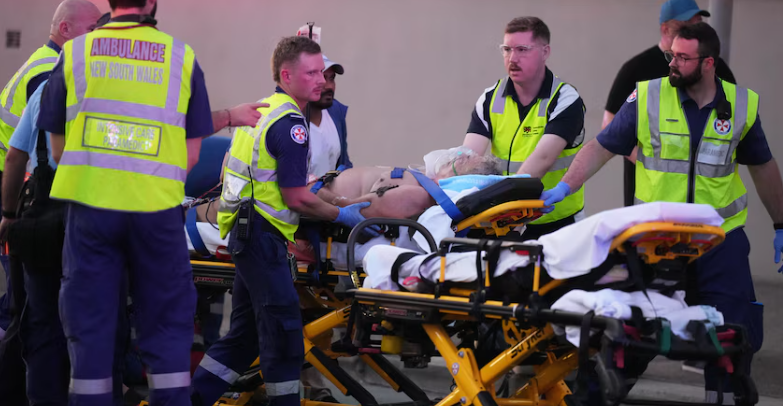 الإسعاف ينقل المصابين