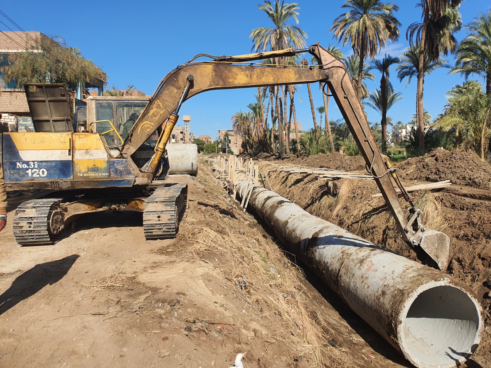 المعدات تضع المواسير المعدات تضع المواسير