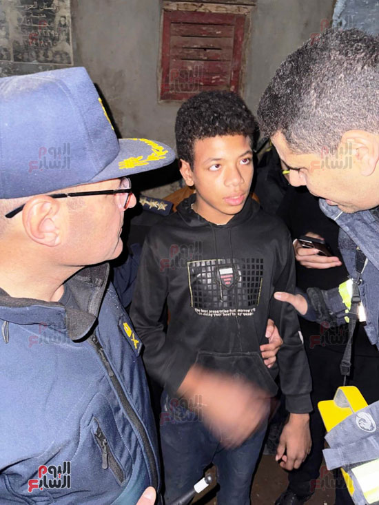 195977-استخراج-طفل-بحالة-جيدة-من-موقع-الحادث 195977-استخراج-طفل-بحالة-جيدة-من-موقع-الحادث