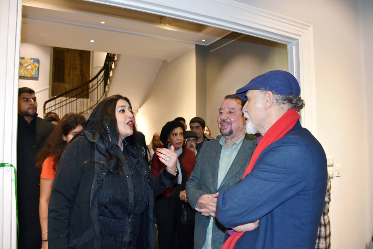 نقاش على هامش المعرض نقاش على هامش المعرض