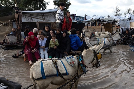 يواجه الفلسطينيون النازحون في خان يونس ظروفاً قاسية بسبب الفيضانات (7)