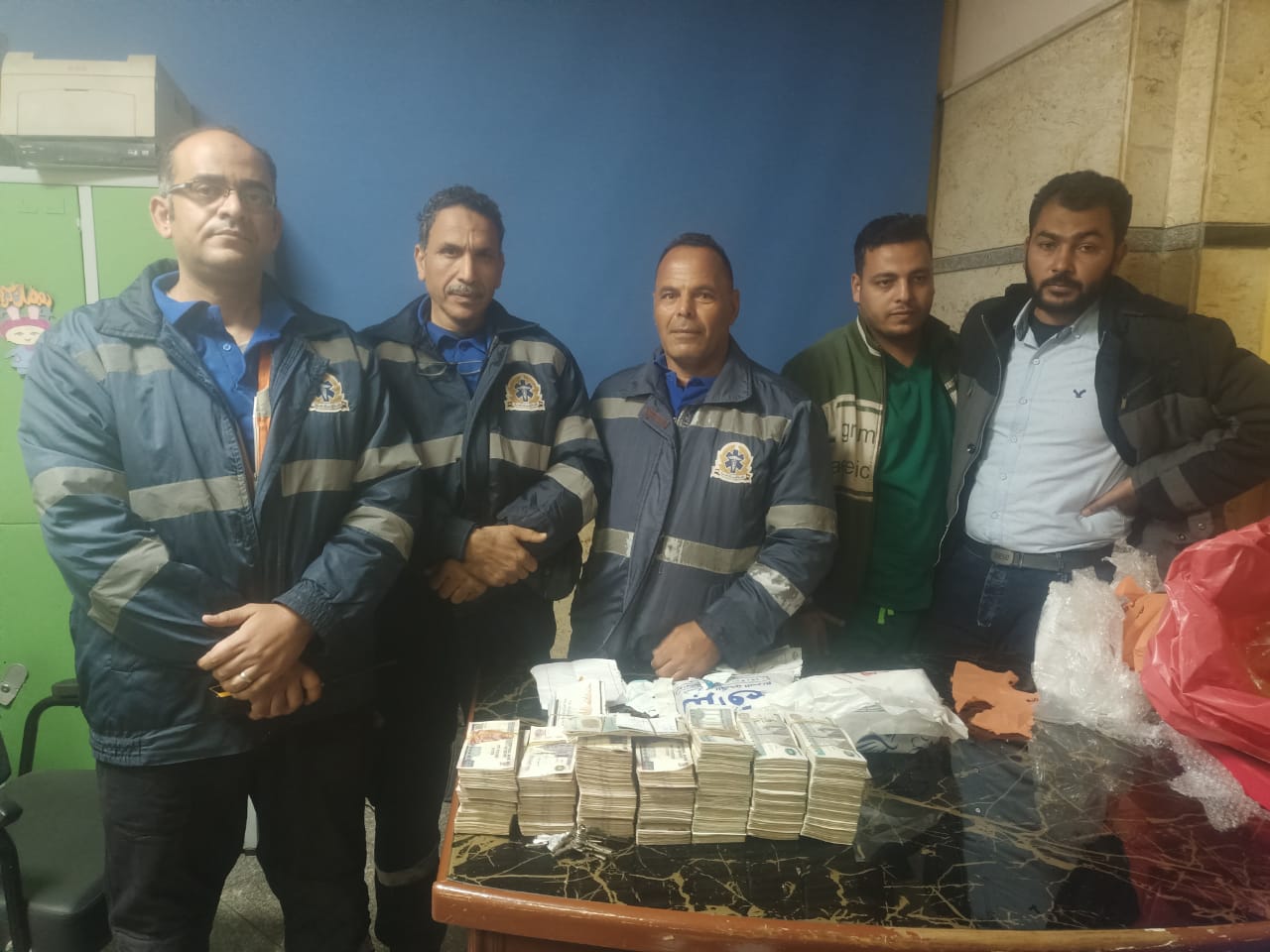 مسعف وسائق ببنى سويف يعثران على 684 ألف جنيه فى حادث سير مسعف وسائق ببنى سويف يعثران على 684 ألف جنيه فى حادث سير