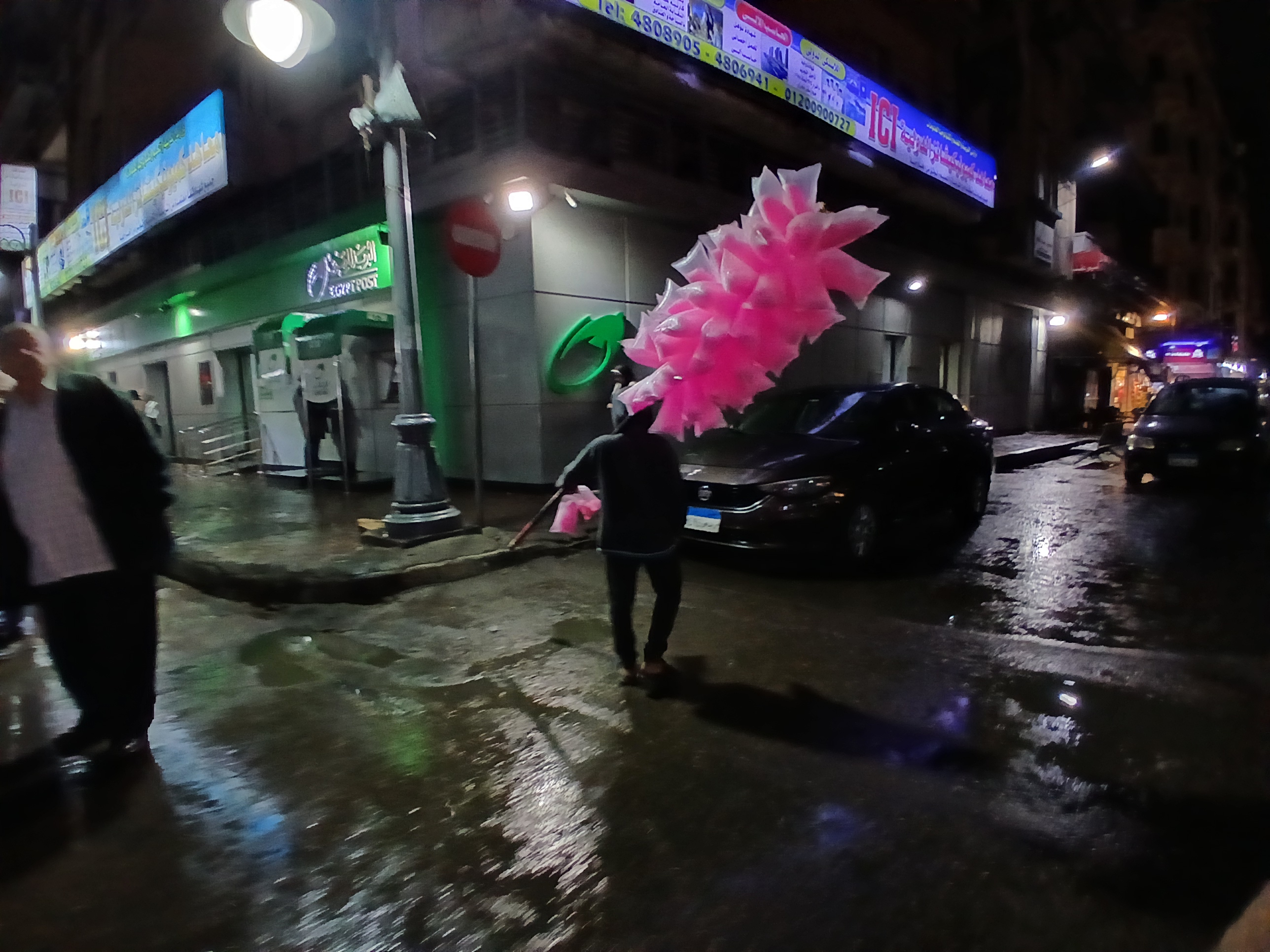 بائع غزل بنات تحت الأمطار بالإسكندرية بائع غزل بنات تحت الأمطار بالإسكندرية