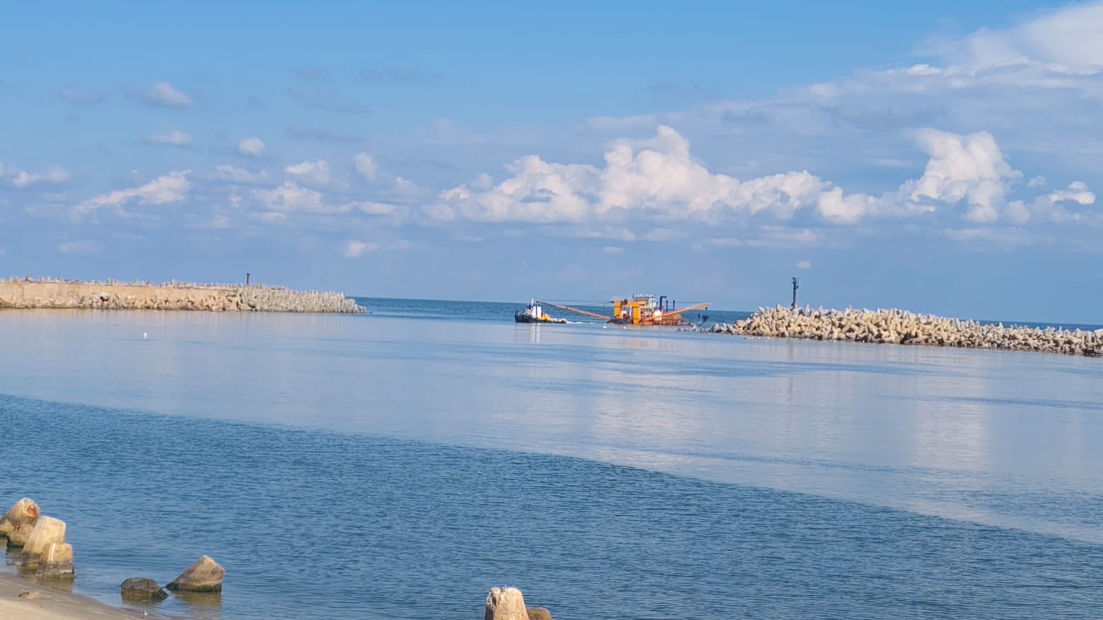 جانب من أعمال التكريك بالبحيرة جانب من أعمال التكريك بالبحيرة