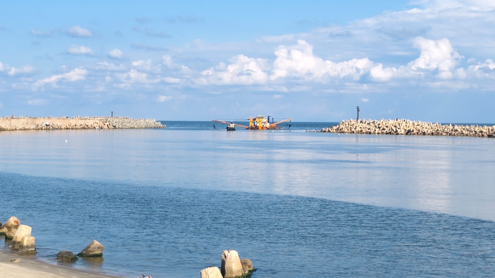 جانب من أعمال التكريك جانب من أعمال التكريك