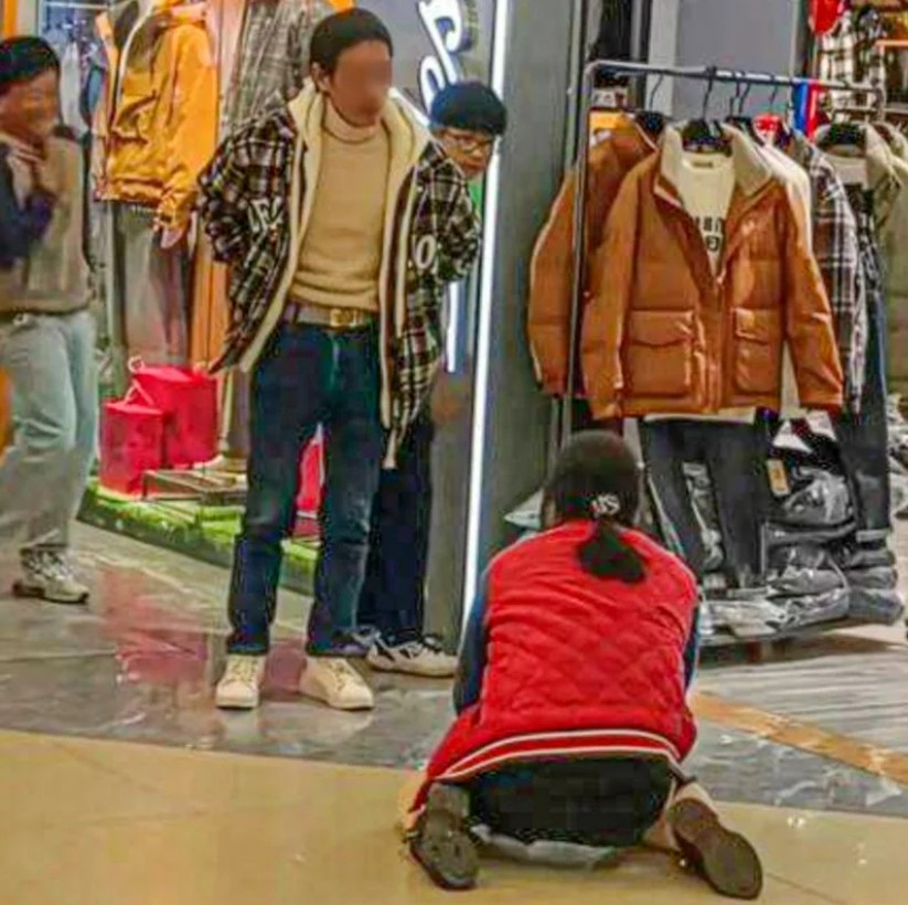 زوج يجبر زوجته على التوسل إليه بشدة لشراء ملابس الشتاء زوج يجبر زوجته على التوسل إليه بشدة لشراء ملابس الشتاء