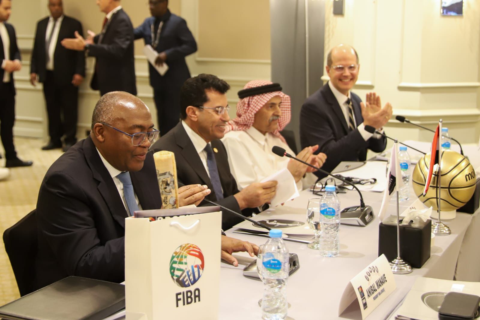 وزير الرياضة خلال الاجتماع العام