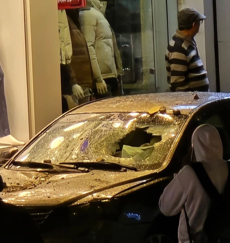 تحطم زجاج سيارة في انهيار شرفة عقار بالإسكندرية تحطم زجاج سيارة في انهيار شرفة عقار بالإسكندرية