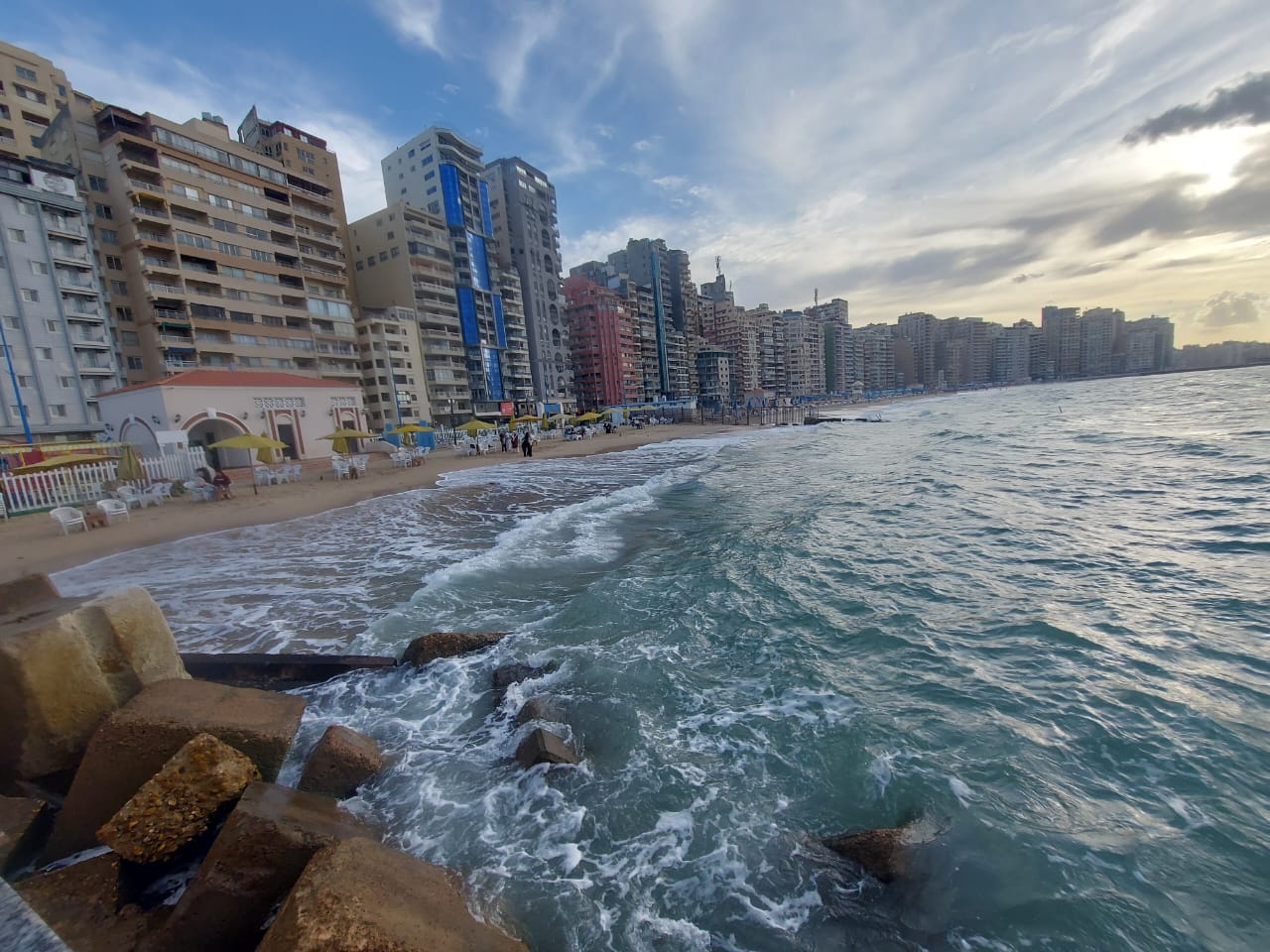 ارتفاع الامواج 3 امتار ارتفاع الامواج 3 امتار