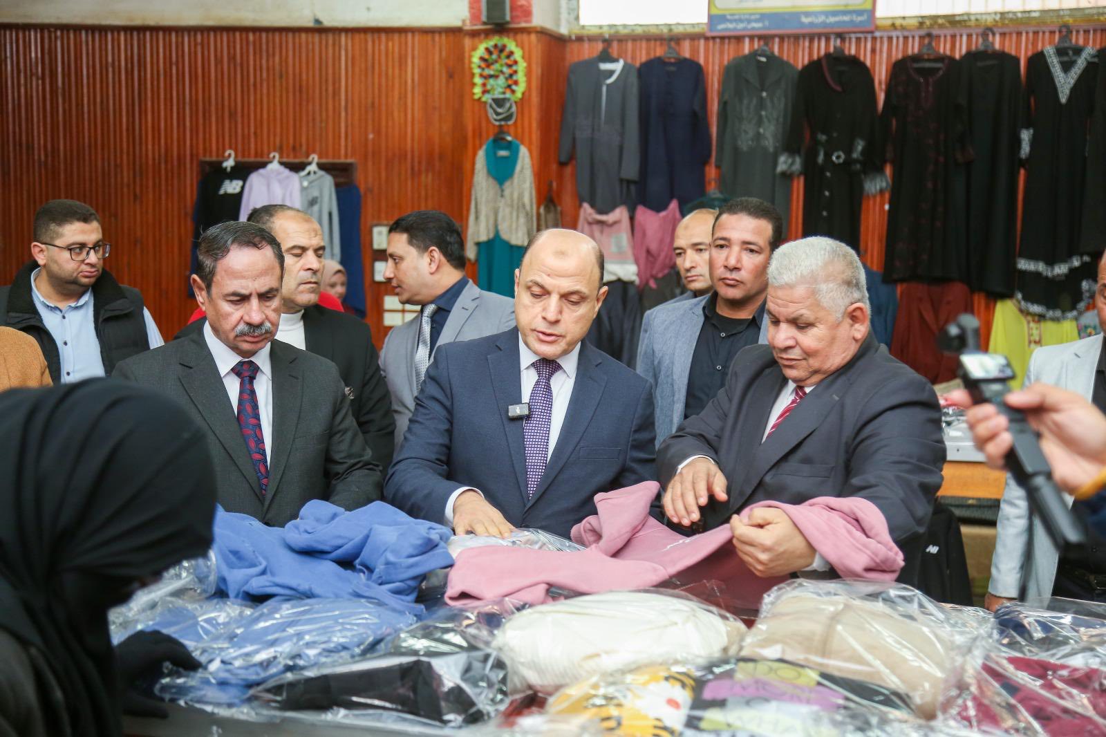 محافظ كفر الشيخ يتفقد معرض شتاء دافئ محافظ كفر الشيخ يتفقد معرض شتاء دافئ