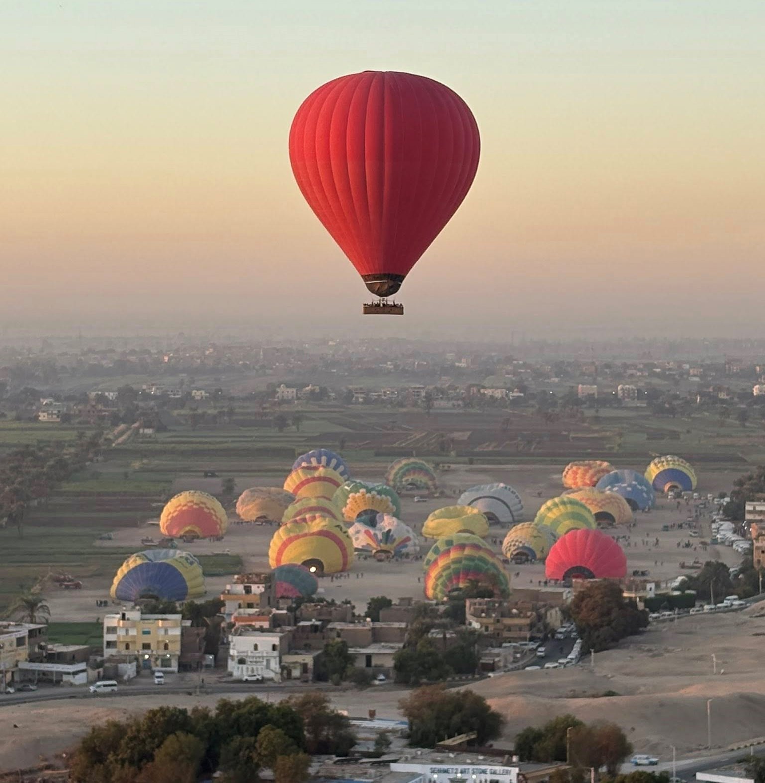 لحظات تجهيز رحلات البالون للتحليق فى السماء لحظات تجهيز رحلات البالون للتحليق فى السماء