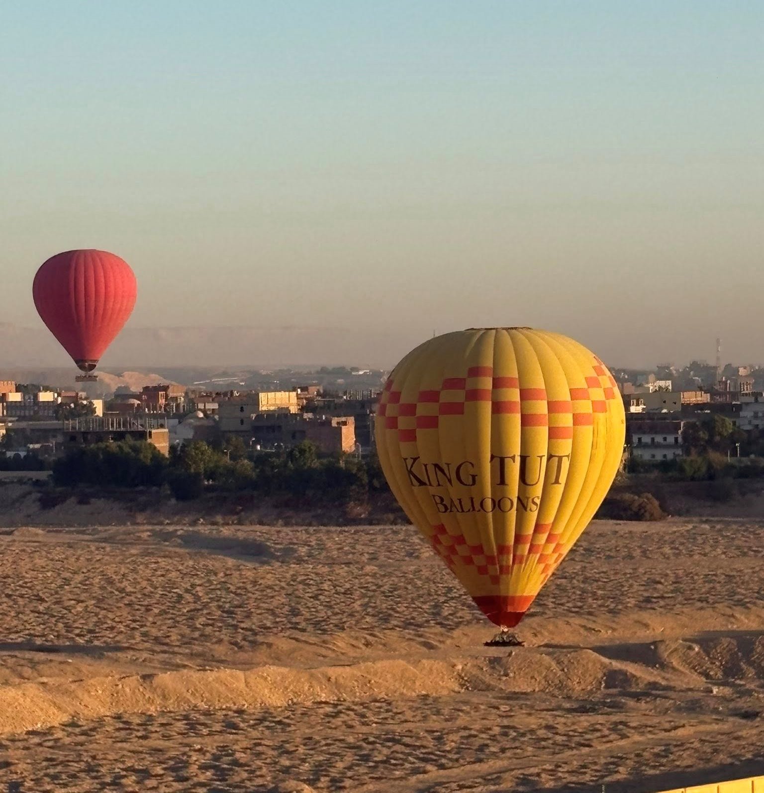 جانب من تحليق رحلات البالون الطائر فى الأقصر جانب من تحليق رحلات البالون الطائر فى الأقصر