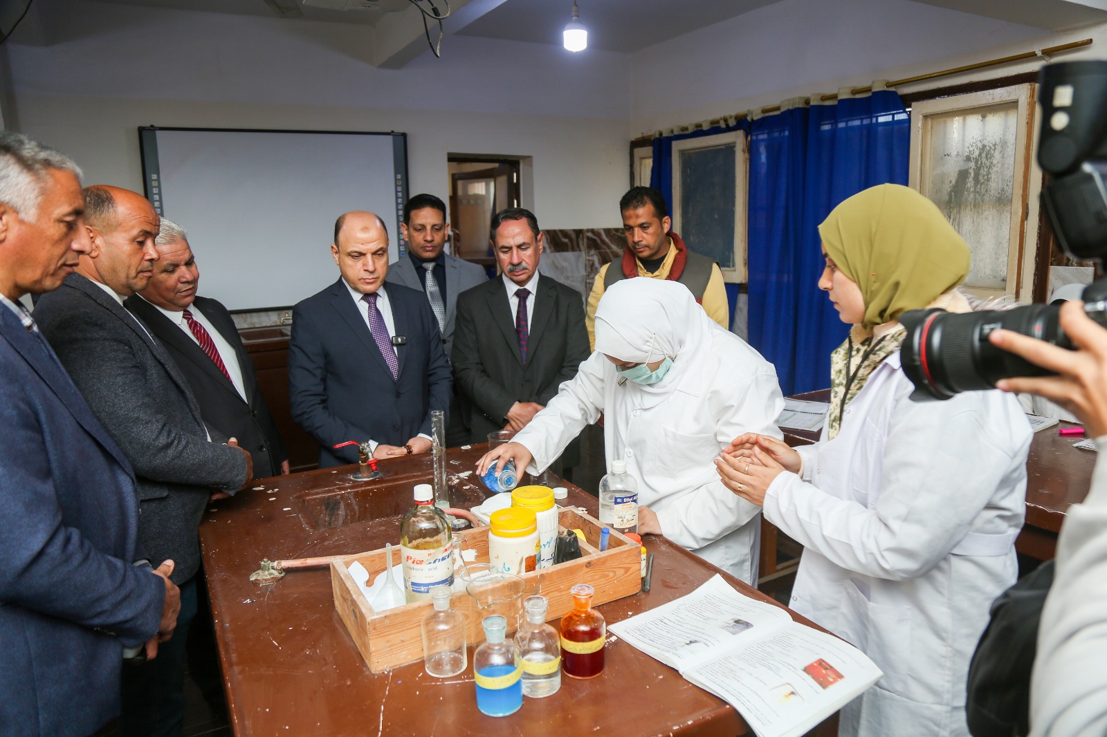 محافظ كفرالشيخ يتفقد عدداً من الأقسام التعليمية ومعامل المدرسة الثانوية الزراعية