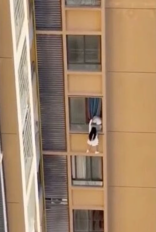 العشيقة تحاول الهروب 