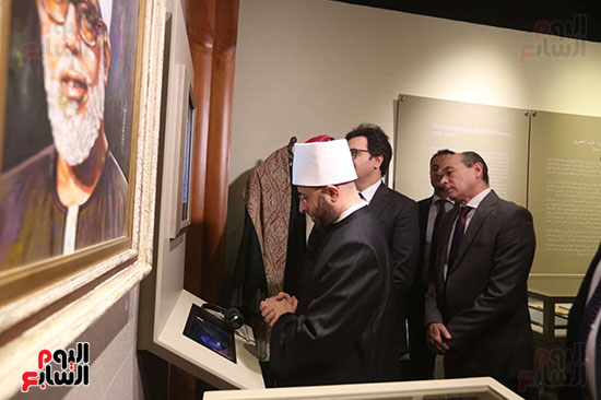 مع صورة للشيخ الحصري