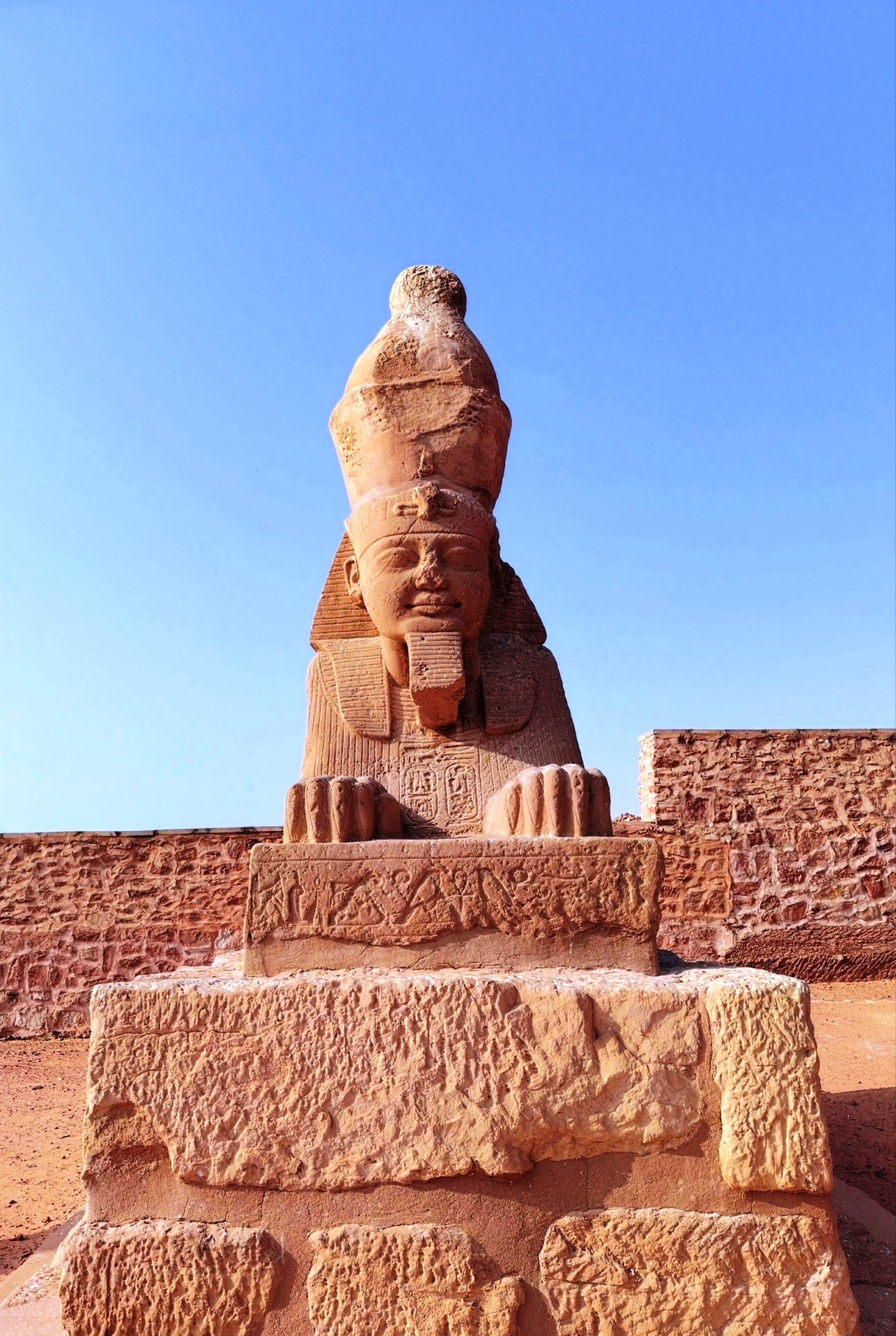 تمثال أبو الهول خلف السد العالى