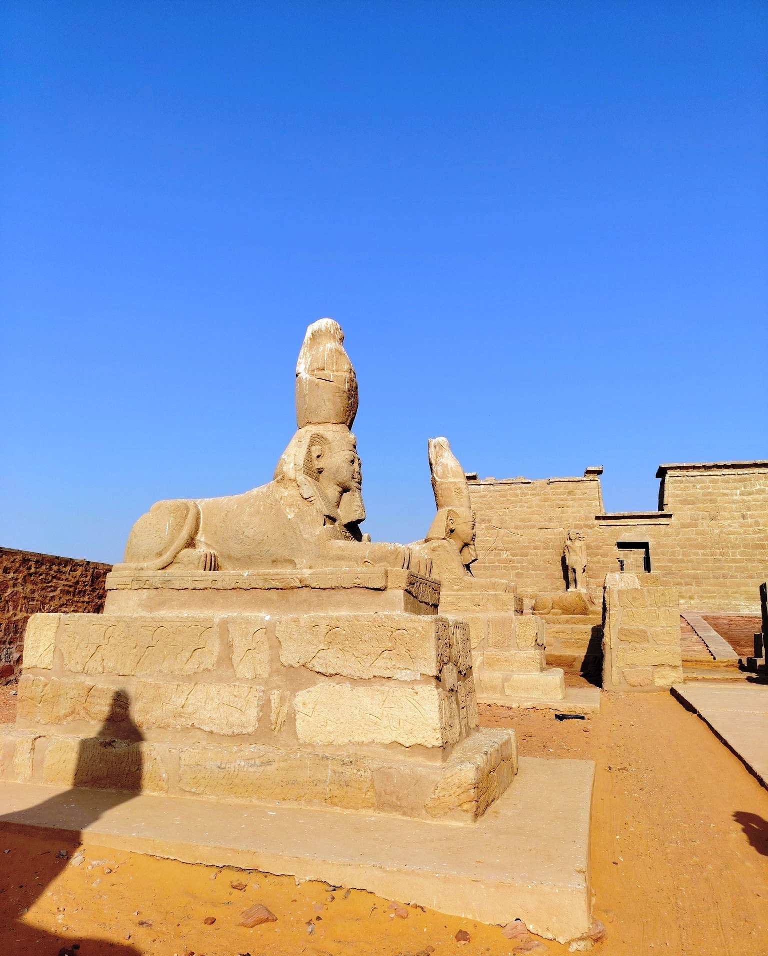 ما وراء السد.. جولة سياحية فى معابد النوبة القديمة وأبوسمبل.. رحلة الأحلام ببحيرة ناصر.. 7 أيام بين كنوز أرض الذهب خلف السد العالى.. الزوار: سياحة هادئة تجمع الطبيعة والآثار.. وإشادة بإضاءة المكان ليلا.. صور