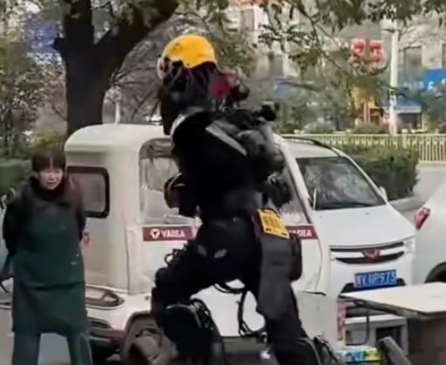 الرجل الحديدى يوصل الطلبات في الصين الرجل الحديدى يوصل الطلبات في الصين