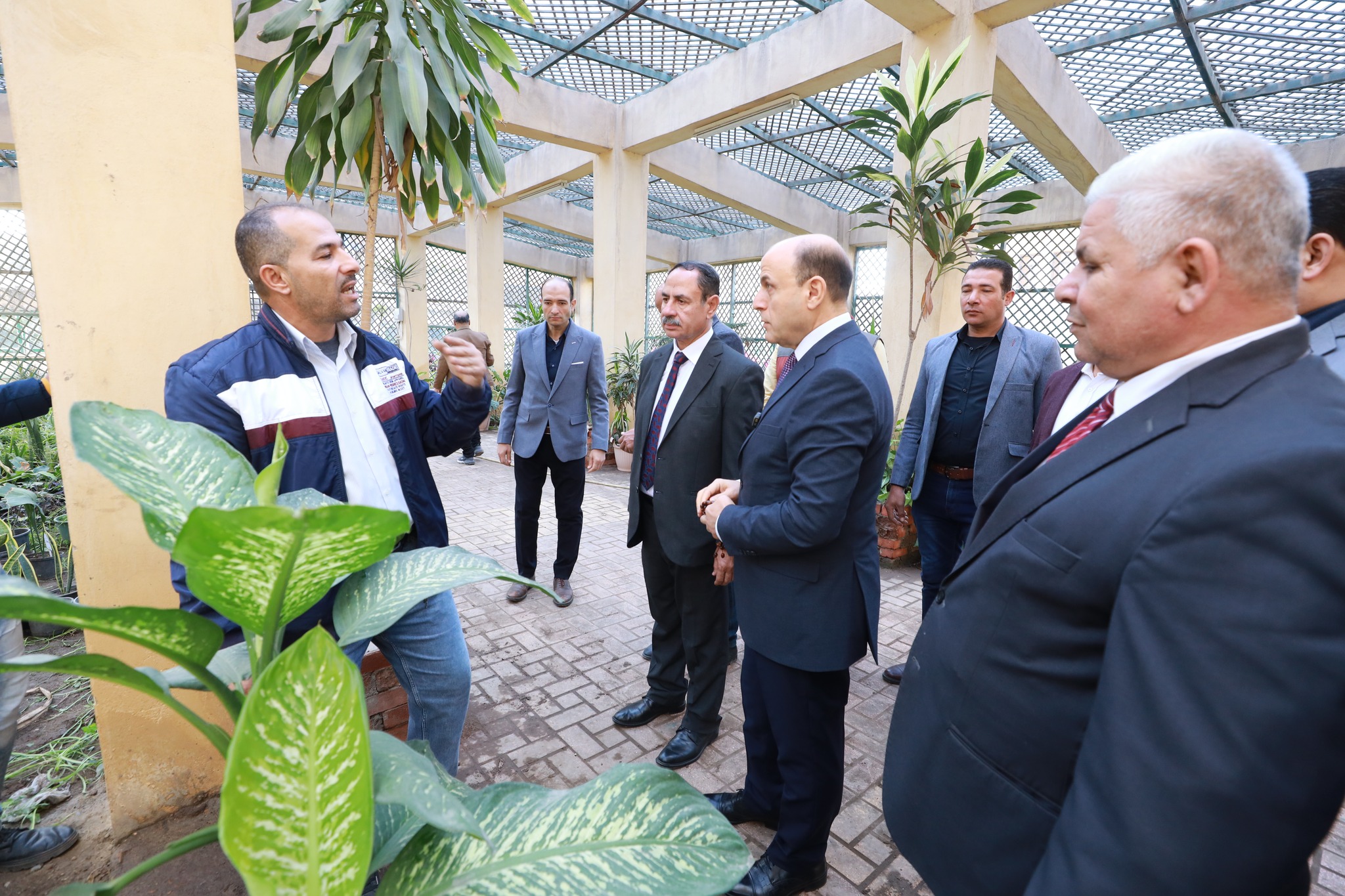 يتفقد قسم نباتات الزينة بالمدرسة الثانوية الزراعية