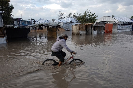 يواجه الفلسطينيون النازحون في خان يونس ظروفاً قاسية بسبب الفيضانات (8)