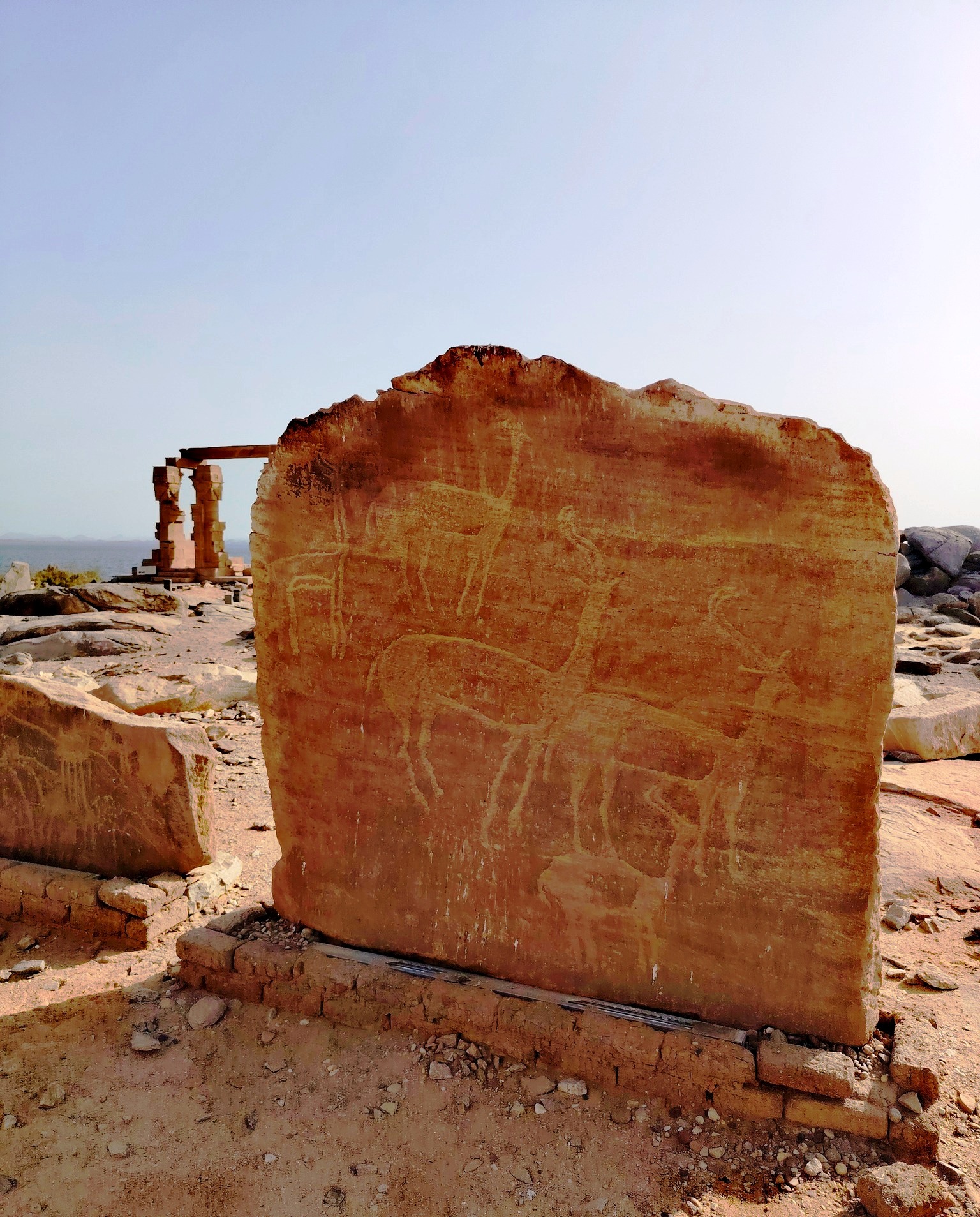 نقوش على الجدران