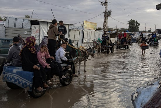 يواجه الفلسطينيون النازحون في خان يونس ظروفاً قاسية بسبب الفيضانات (10)