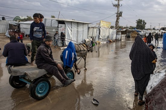 يواجه الفلسطينيون النازحون في خان يونس ظروفاً قاسية بسبب الفيضانات (4)