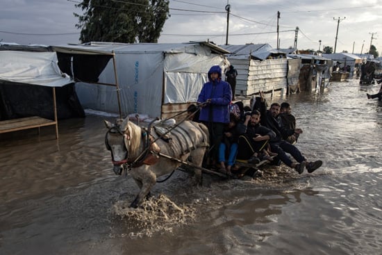 يواجه الفلسطينيون النازحون في خان يونس ظروفاً قاسية بسبب الفيضانات (2)