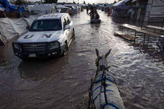يواجه الفلسطينيون النازحون في خان يونس ظروفاً قاسية بسبب الفيضانات (13)