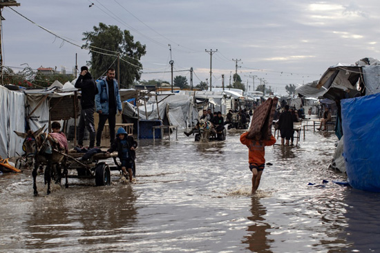 يواجه الفلسطينيون النازحون في خان يونس ظروفاً قاسية بسبب الفيضانات (3)