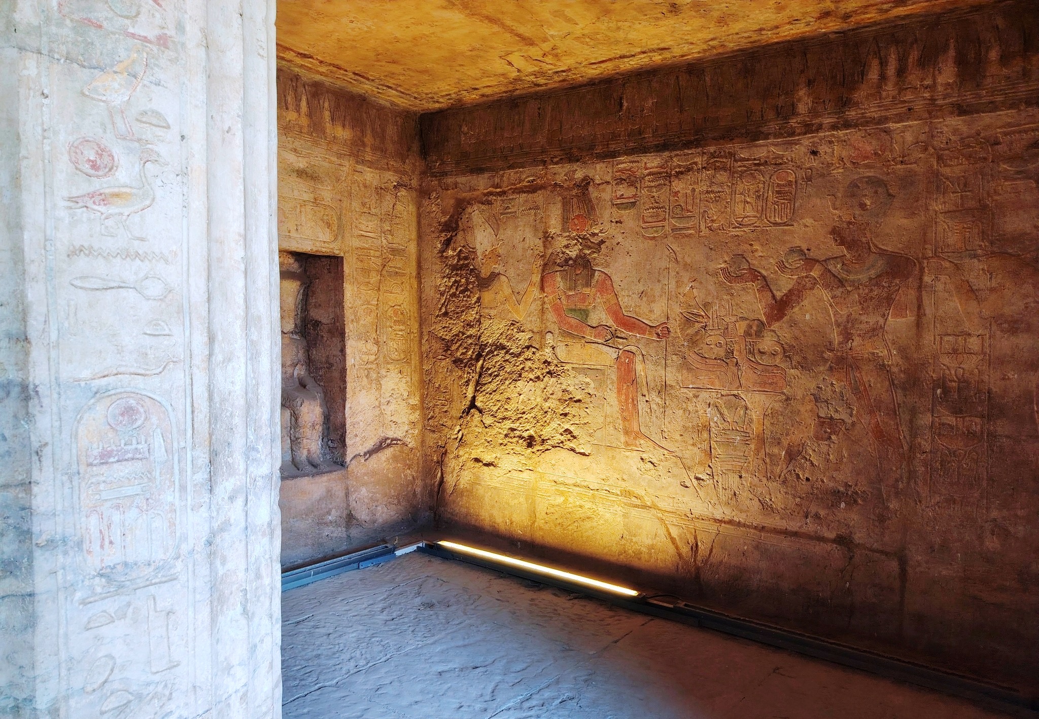 داخل المعابد