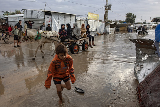 يواجه الفلسطينيون النازحون في خان يونس ظروفاً قاسية بسبب الفيضانات (6)