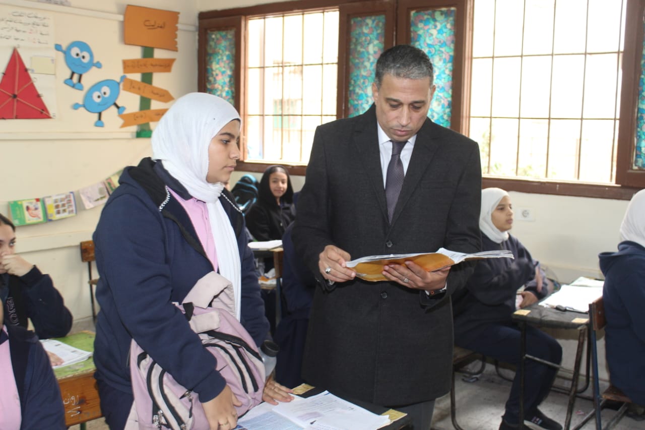 مدير تعليم الجيزة يتابع انتظام اليوم الدراسي (4)