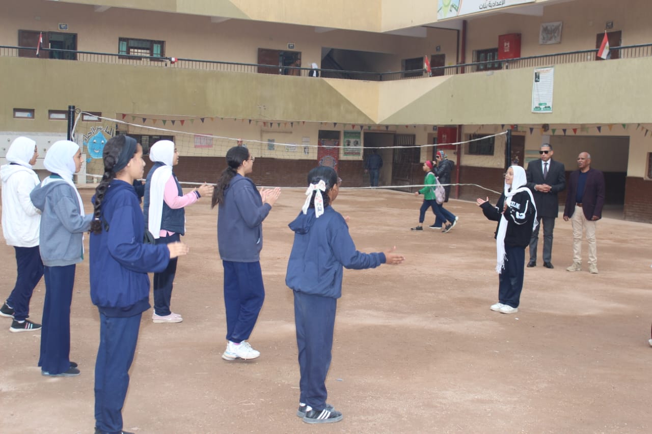 مدير تعليم الجيزة يتابع انتظام اليوم الدراسي (1)