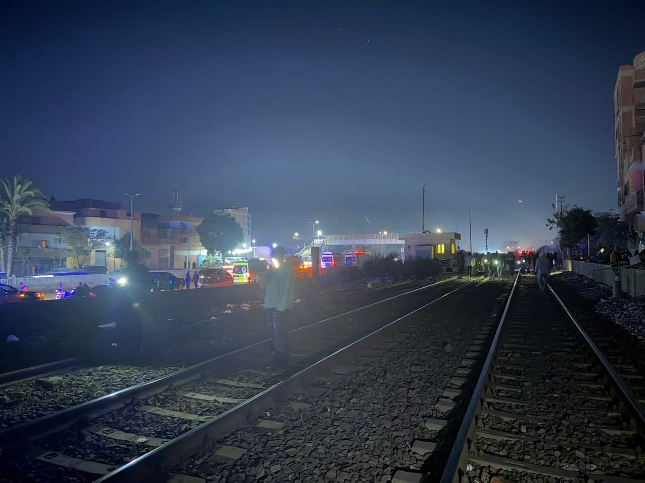 سقوط حاويات فارغة من على قطار بجوار طريق القاهرة الإسكندرية الزراعي بطوخ (9)